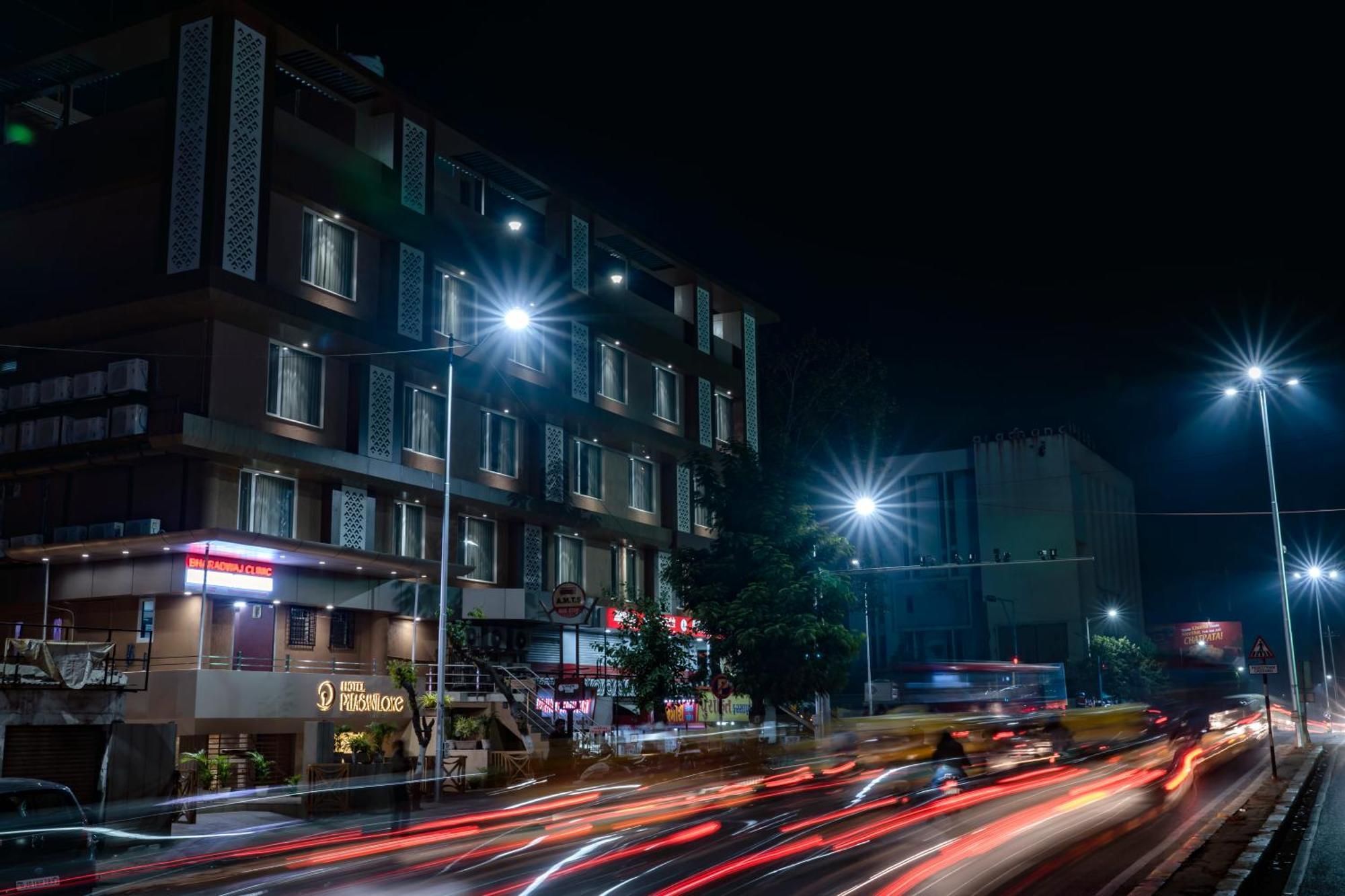 Hotel Pleasant Lake Ahmadábád Exteriér fotografie