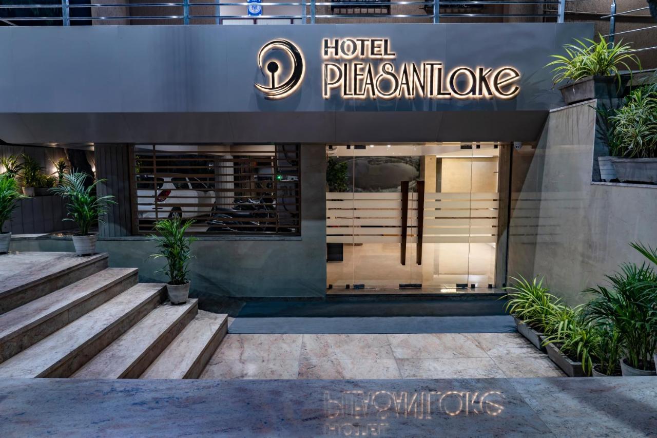 Hotel Pleasant Lake Ahmadábád Exteriér fotografie